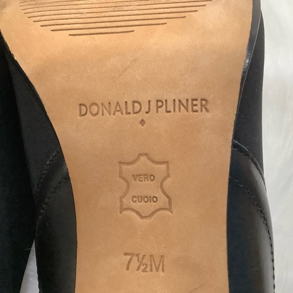 NWOB Donald J Pliner
Tyra Pointed-Toe Ankle Boot - Picture 9 of 16